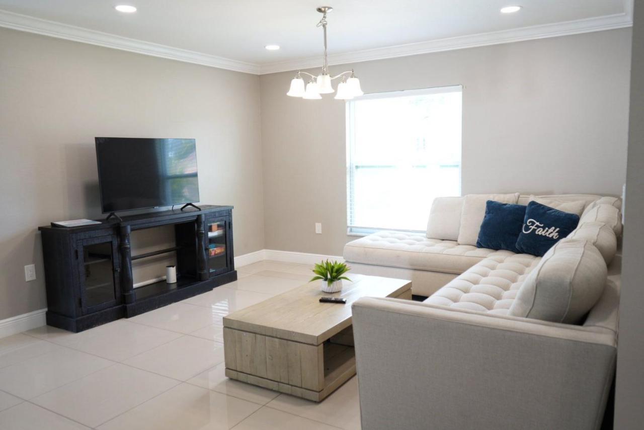 Hosting 1 Villa Tampa Bagian luar foto